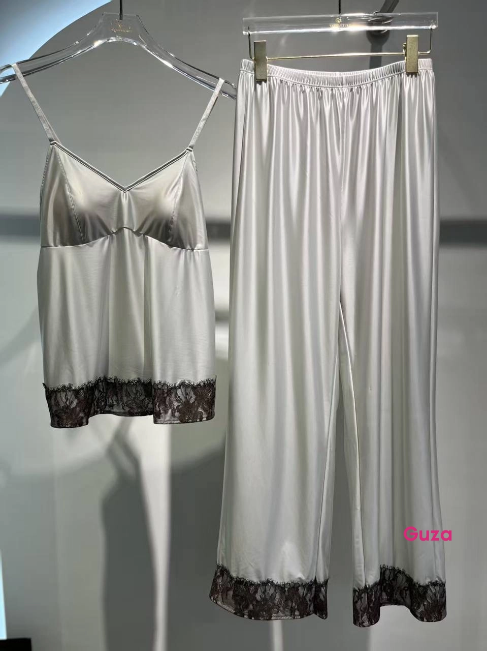Пижамный комплект: топ на бретелях и брюки с кружевной отделкой, Jelly Silk, бежевый - фото 2