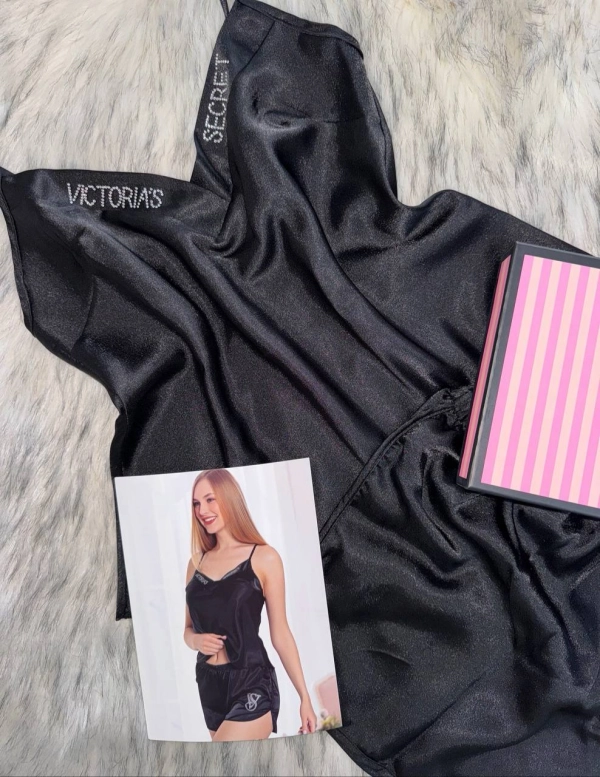 Пижамный комплект Victoria's Secret: чёрный топ-камисоль и шорты из сатина — фото 2