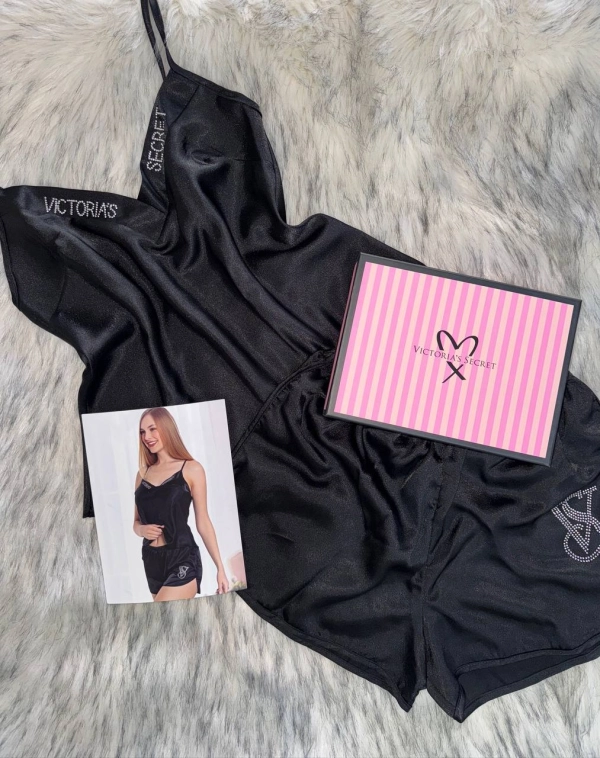 Пижамный комплект Victoria's Secret: чёрный топ-камисоль и шорты из сатина
