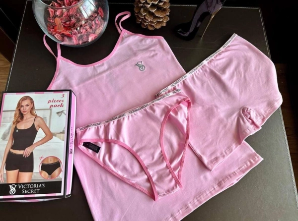 Комплект Victoria's Secret для дома из майки на тонких бретелях, трусиков-слипов и шорт, розовый