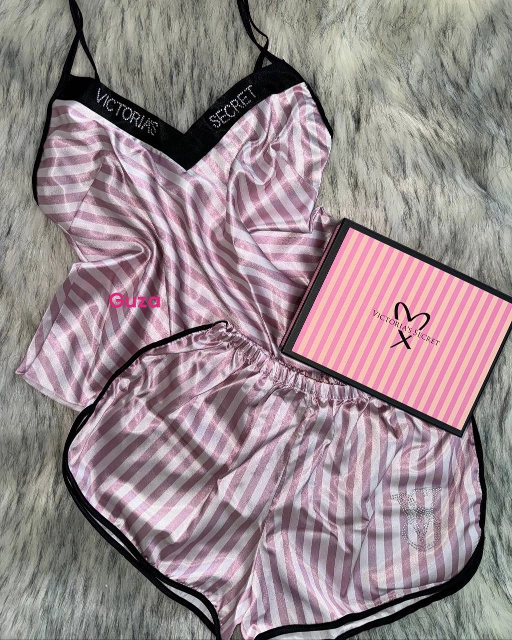 Комплект для сна Victoria's Secret: топ на бретелях и шорты в розово-белую полоску - фото 1