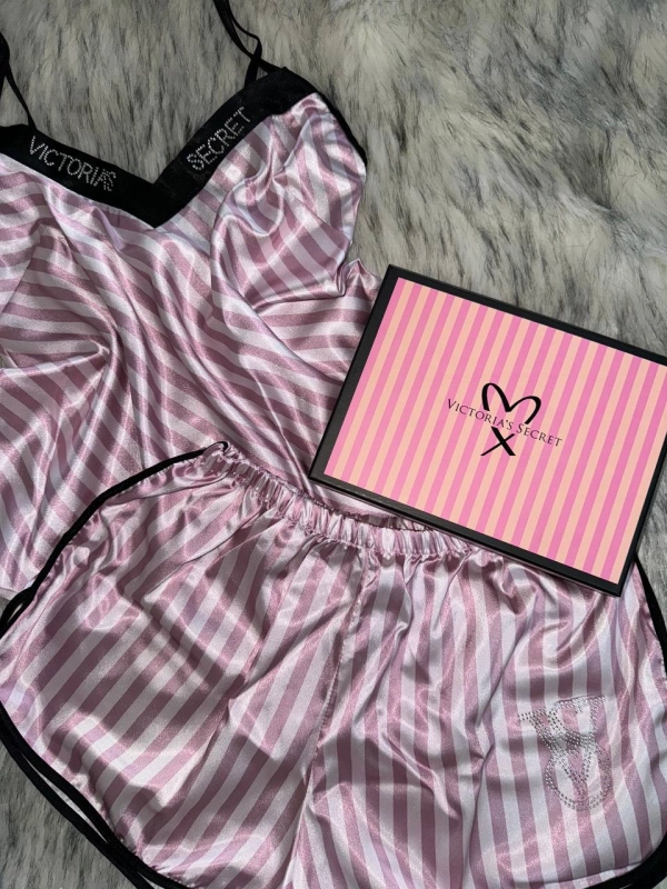 Комплект для сна Victoria's Secret: топ на бретелях и шорты в розово-белую полоску — фото 2