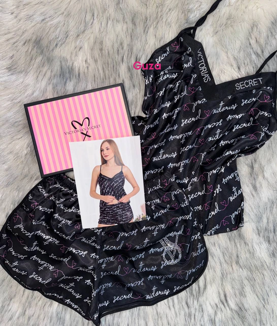Пижамный комплект Victoria's Secret: топ и шорты, чёрный с принтом лого и сердец - фото 1