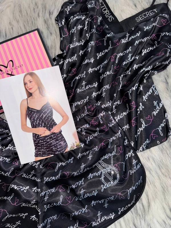 Пижамный комплект Victoria's Secret: топ и шорты, чёрный с принтом лого и сердец — фото 2