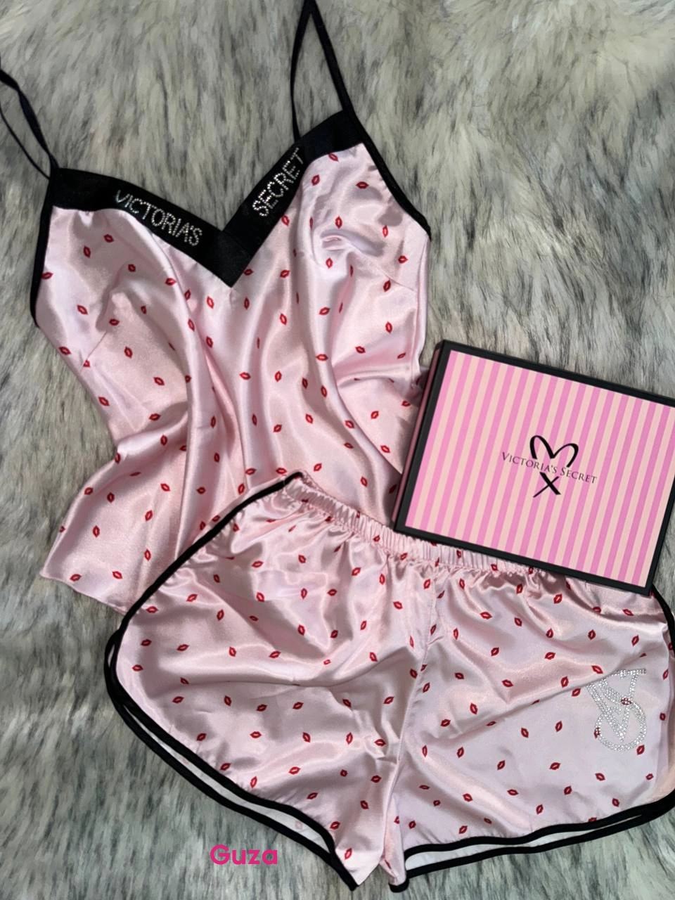 Пижамный комплект Victoria's Secret: розовый топ на бретелях и шорты с принтом губ - фото 1