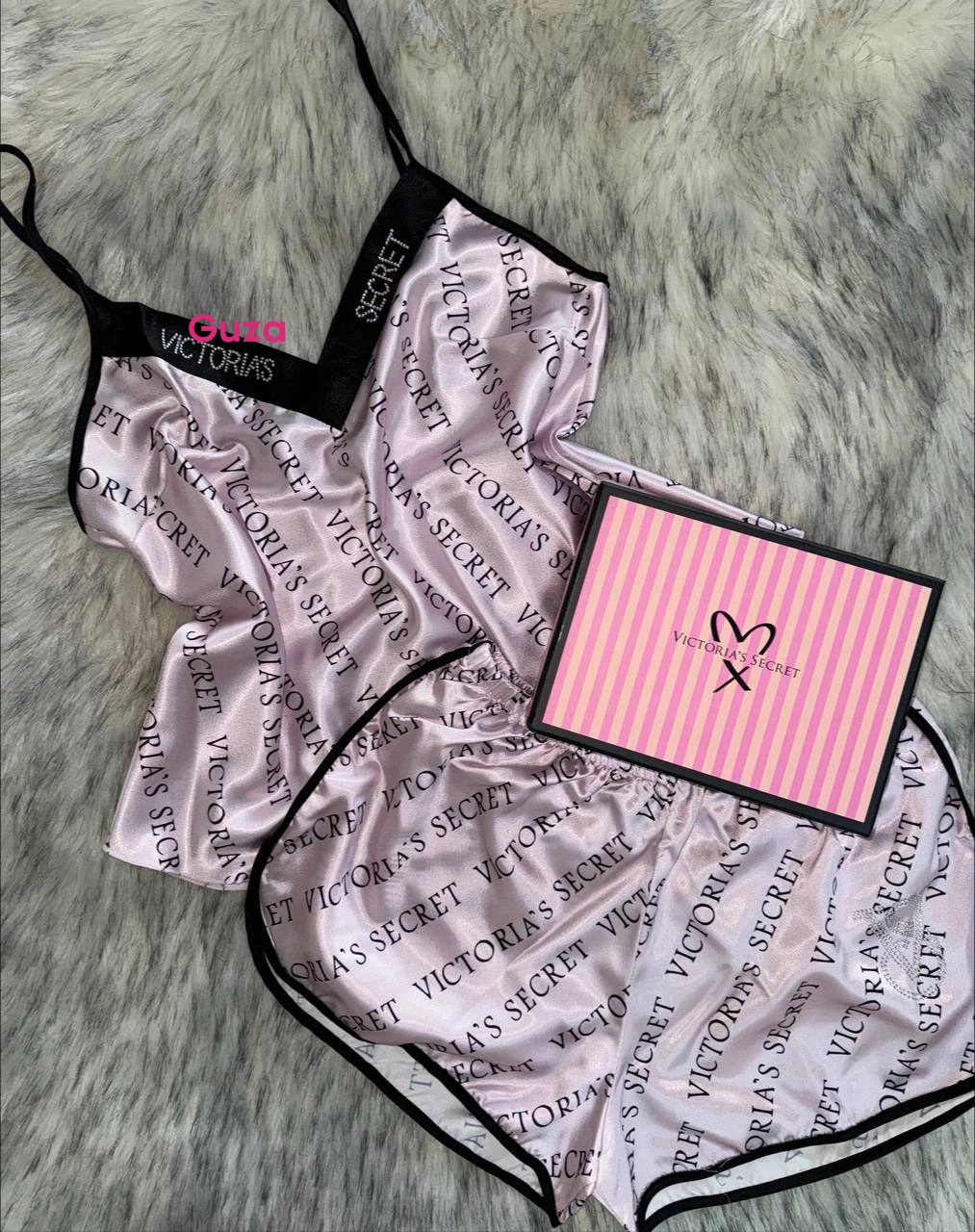 Пижамный комплект Victoria's Secret: топ на бретелях и шорты, розовый с логопринтом - фото 1