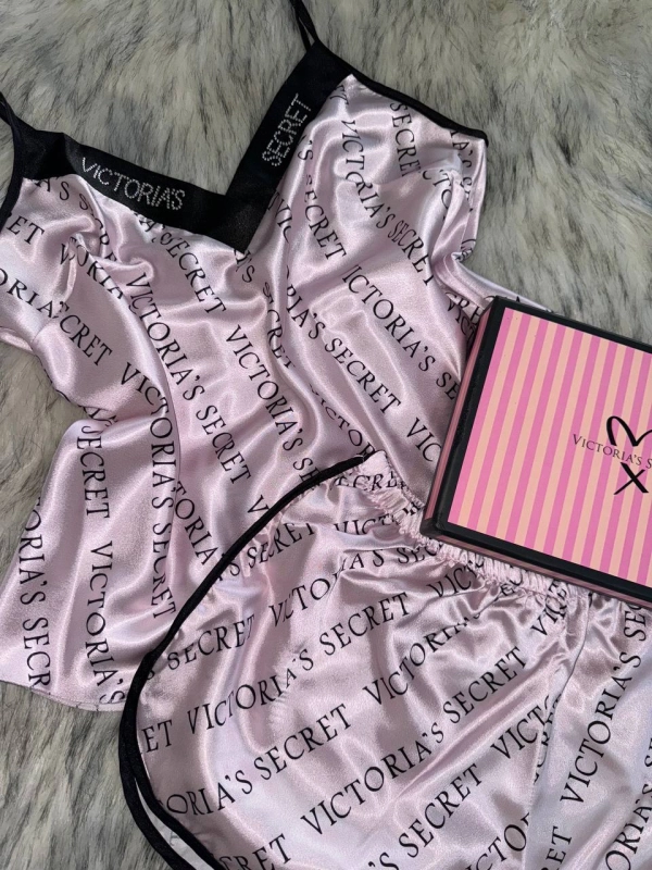 Пижамный комплект Victoria's Secret: топ на бретелях и шорты, розовый с логопринтом — фото 2