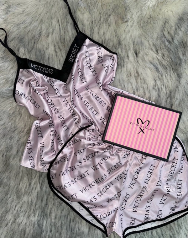 Пижамный комплект Victoria's Secret: топ на бретелях и шорты, розовый с логопринтом